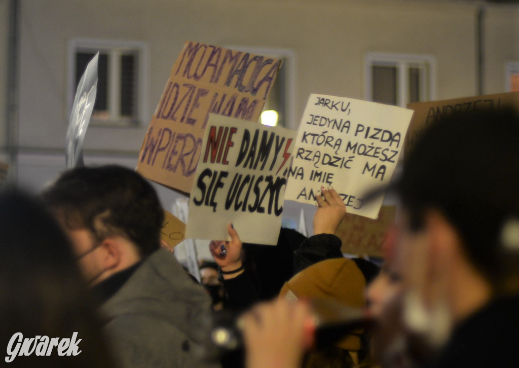 Młodzież protestuje przed biurem poseł Dziuk