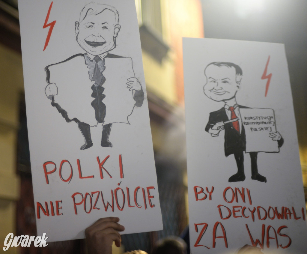 Młodzież protestuje przed biurem poseł Dziuk