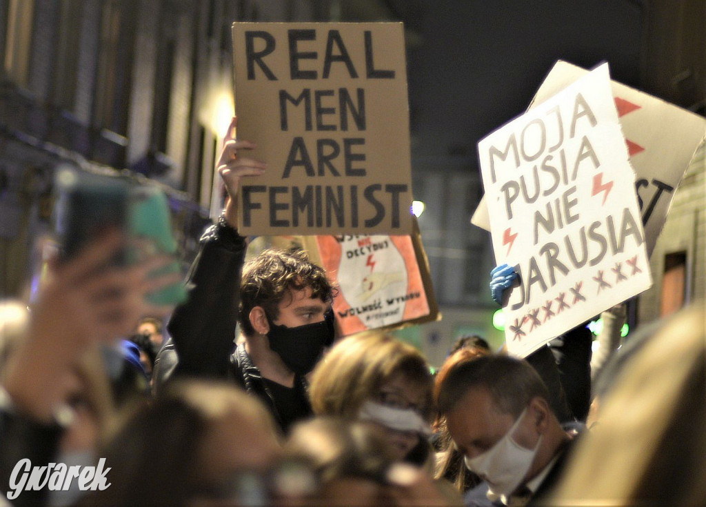 Młodzież protestuje przed biurem poseł Dziuk