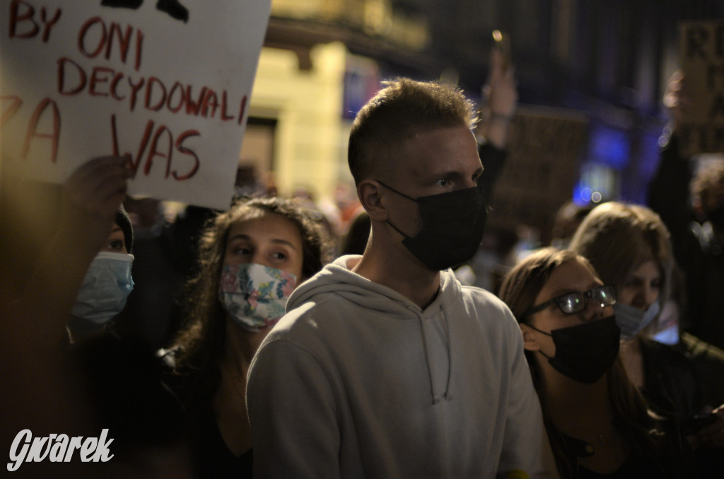 Młodzież protestuje przed biurem poseł Dziuk