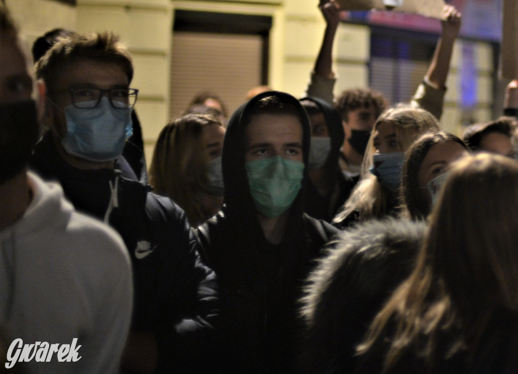 Młodzież protestuje przed biurem poseł Dziuk