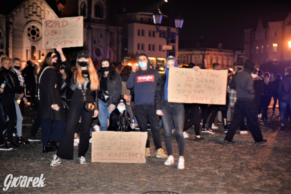 Młodzież protestuje przed biurem poseł Dziuk