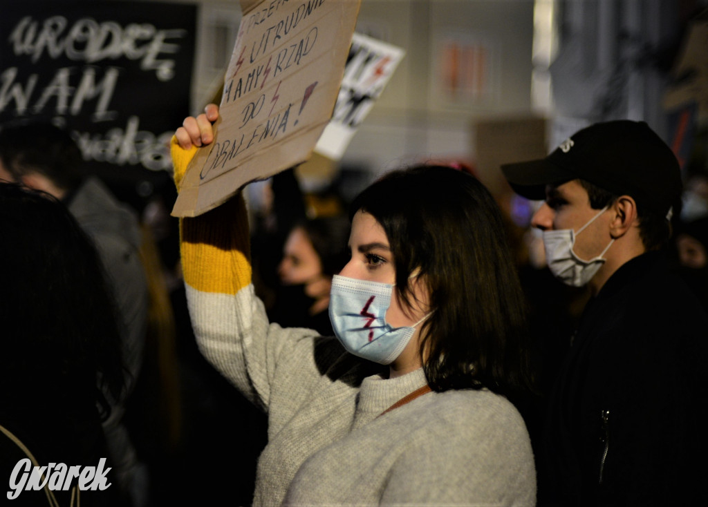 Młodzież protestuje przed biurem poseł Dziuk