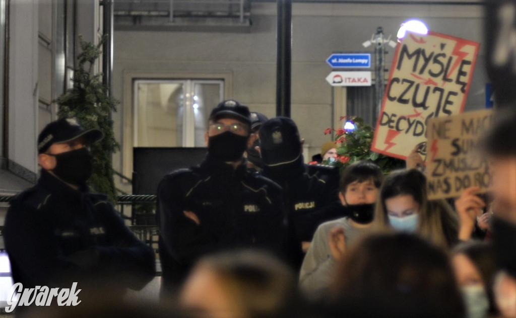 Młodzież protestuje przed biurem poseł Dziuk