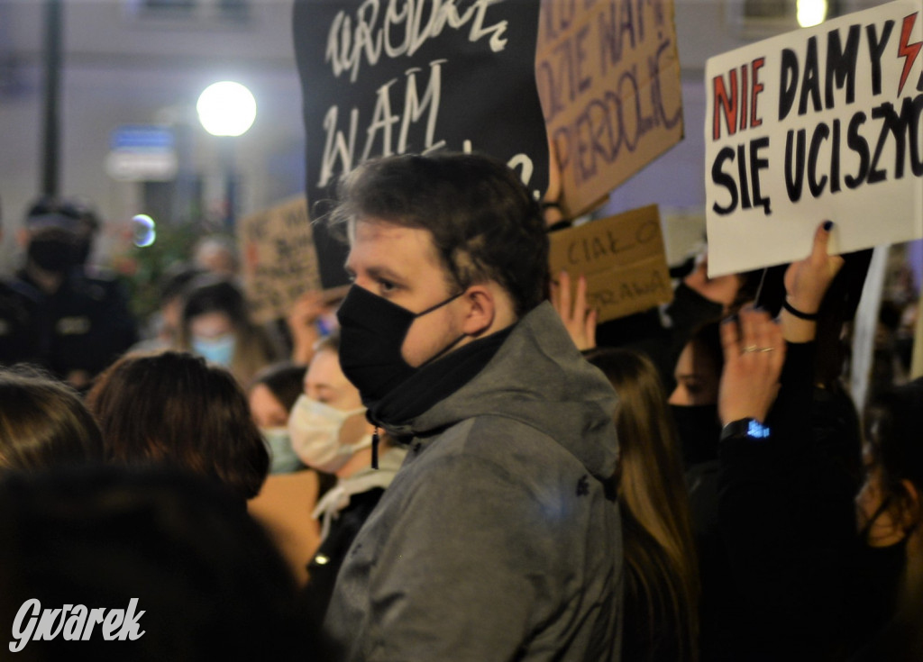 Młodzież protestuje przed biurem poseł Dziuk