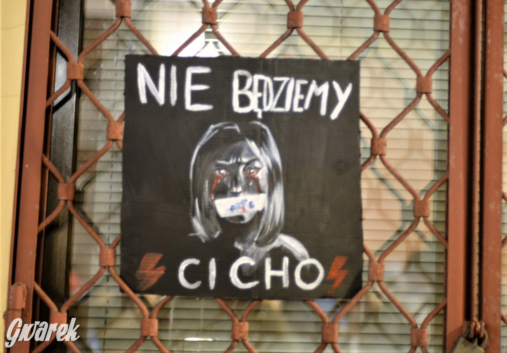 Młodzież protestuje przed biurem poseł Dziuk