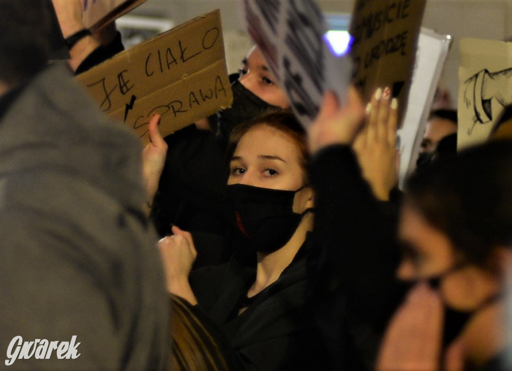 Młodzież protestuje przed biurem poseł Dziuk