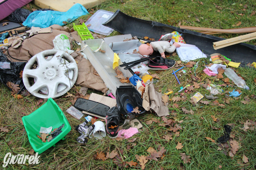 Dzikie wysypisko między Lasowicami a Nakłem Śląskim