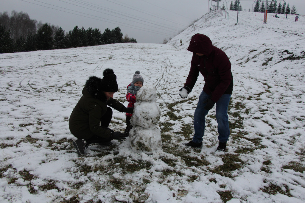 Spadł pierwszy śnieg: sanki, bałwany, radość