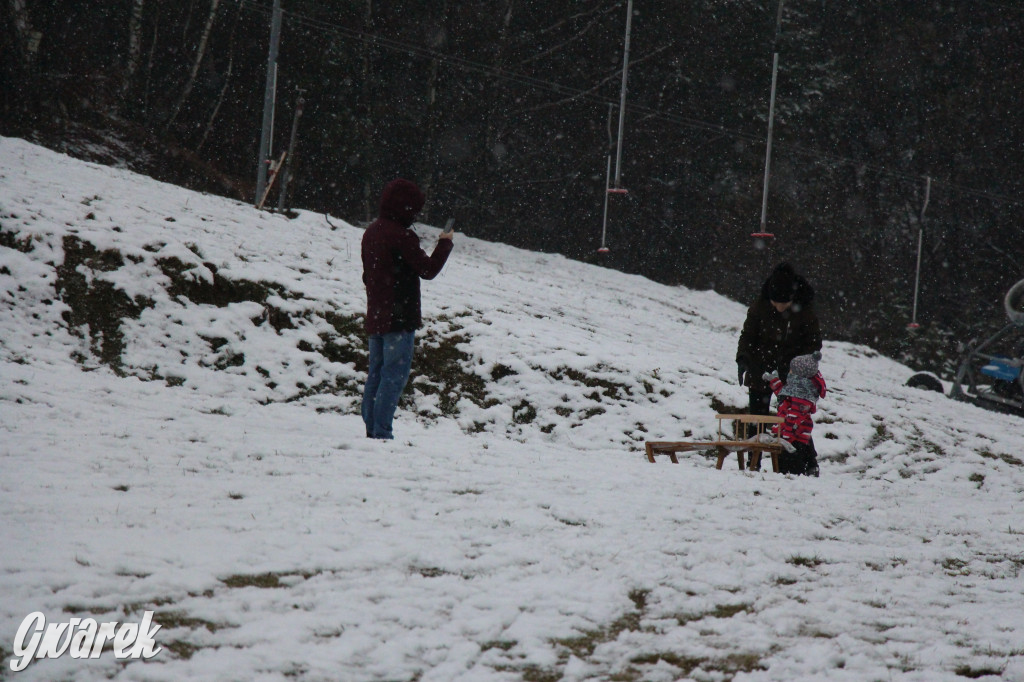 Spadł pierwszy śnieg: sanki, bałwany, radość