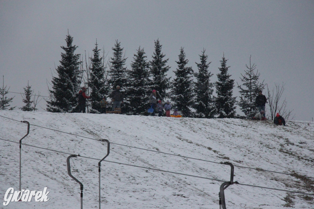 Spadł pierwszy śnieg: sanki, bałwany, radość