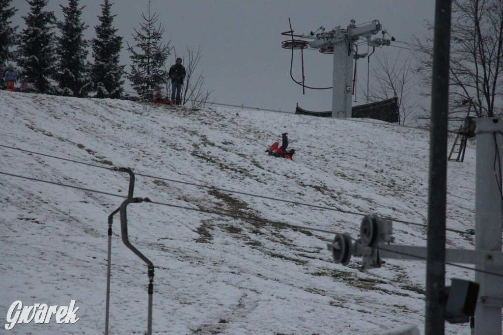 Spadł pierwszy śnieg: sanki, bałwany, radość