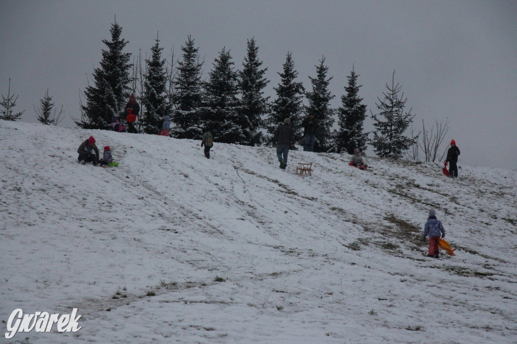 Spadł pierwszy śnieg: sanki, bałwany, radość