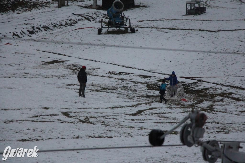 Spadł pierwszy śnieg: sanki, bałwany, radość