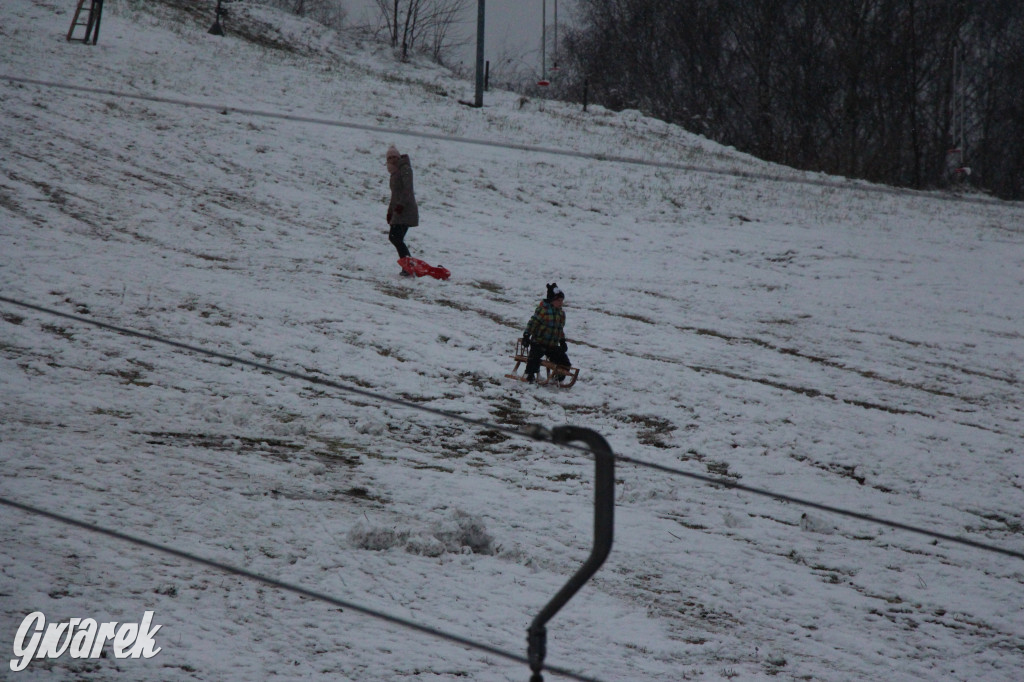 Spadł pierwszy śnieg: sanki, bałwany, radość