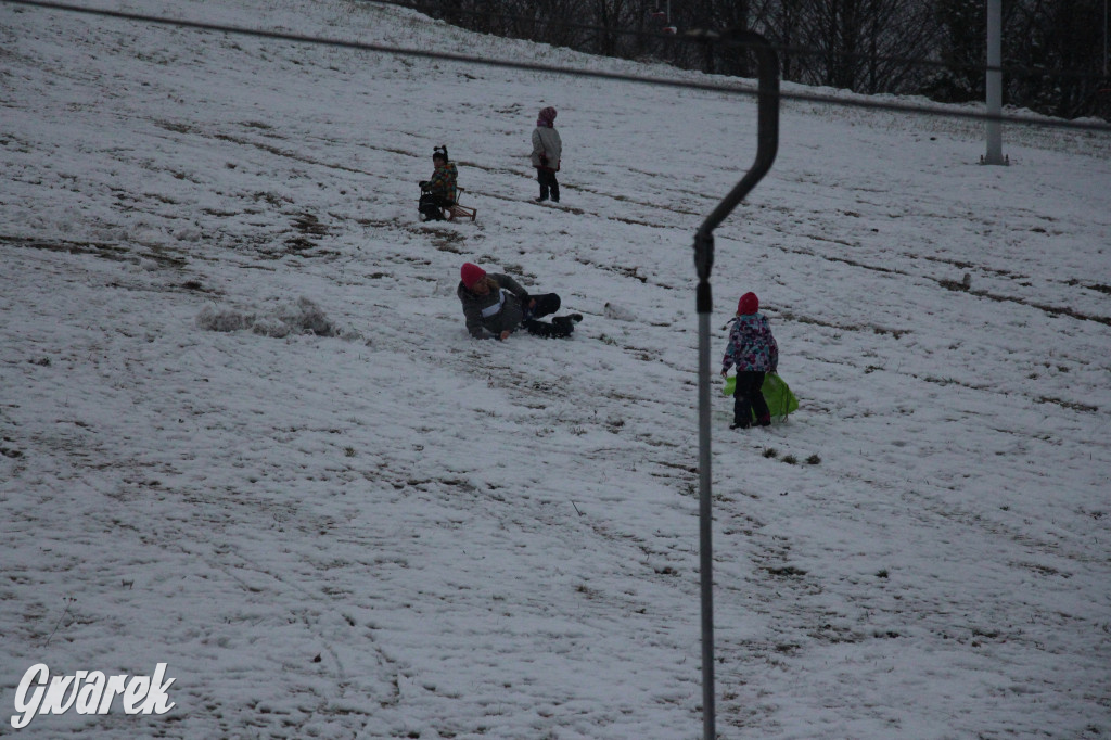 Spadł pierwszy śnieg: sanki, bałwany, radość