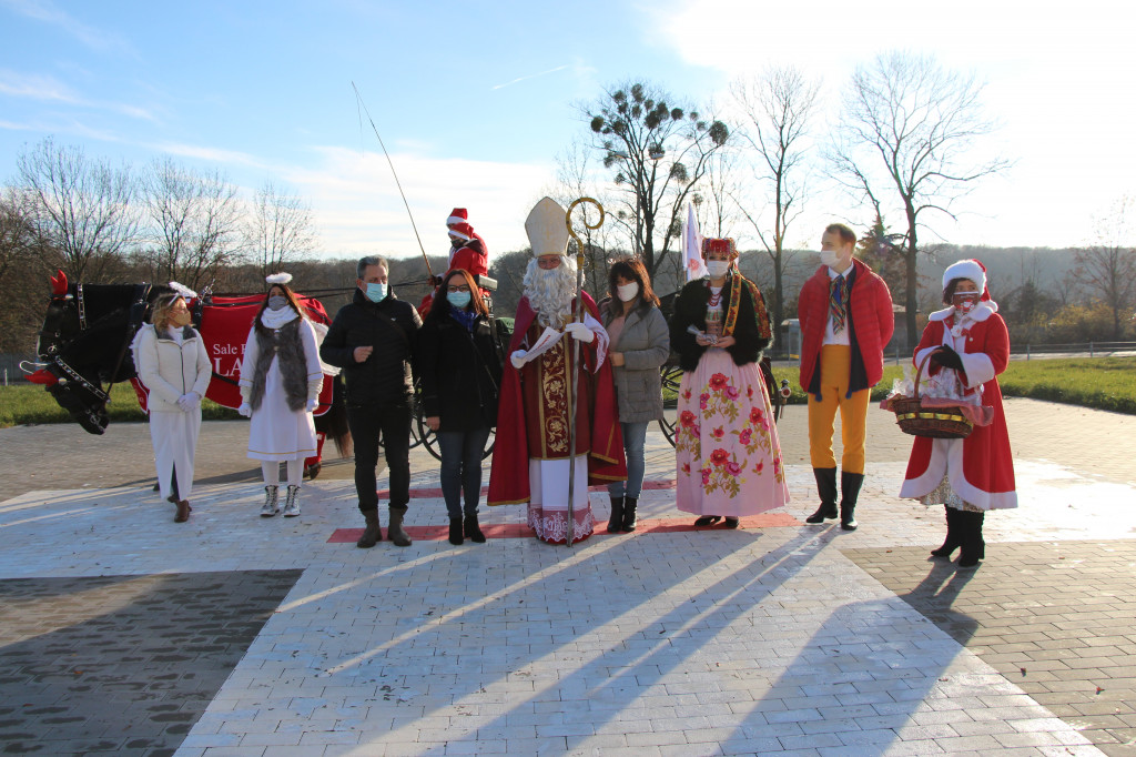 5620 pierników, kolędy pod szpitalem i św. Mikołaj w bryczce