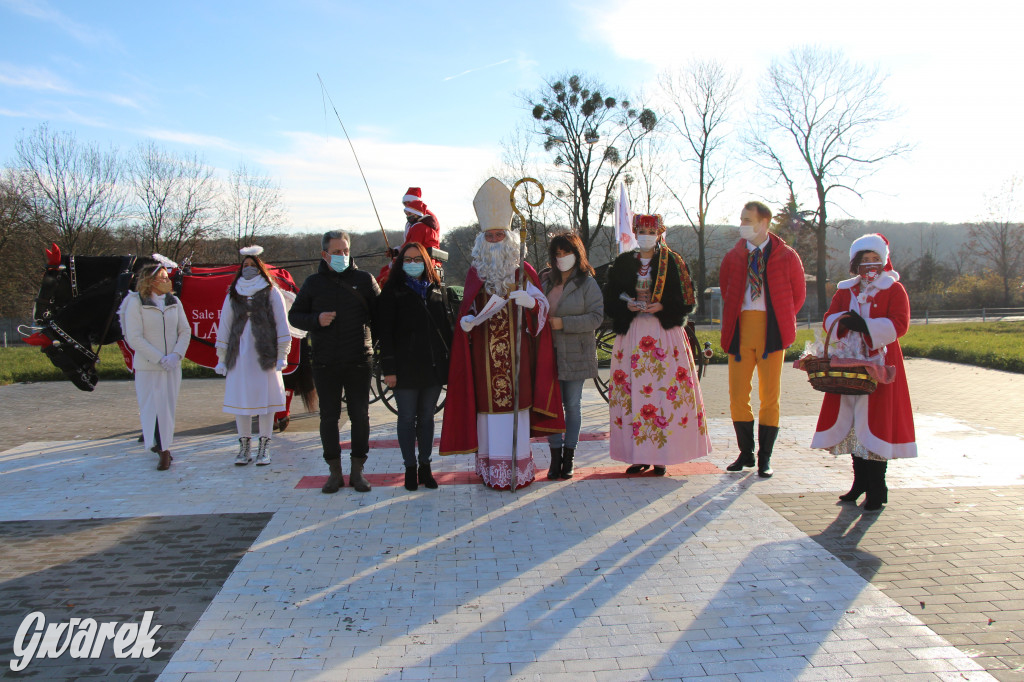 5620 pierników, kolędy pod szpitalem i św. Mikołaj w bryczce