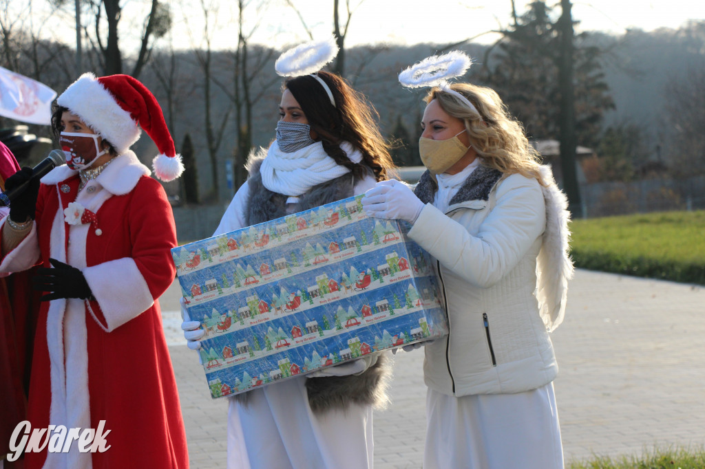 5620 pierników, kolędy pod szpitalem i św. Mikołaj w bryczce