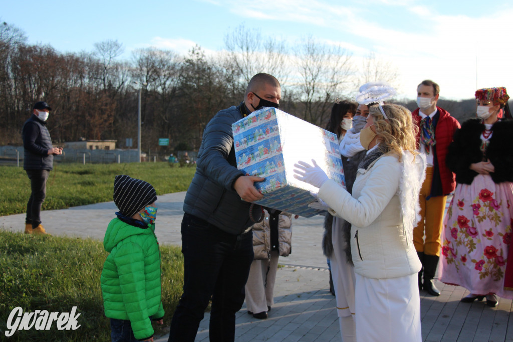 5620 pierników, kolędy pod szpitalem i św. Mikołaj w bryczce