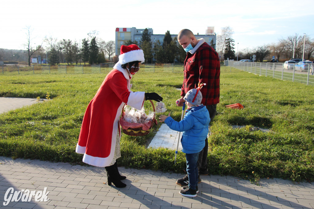 5620 pierników, kolędy pod szpitalem i św. Mikołaj w bryczce
