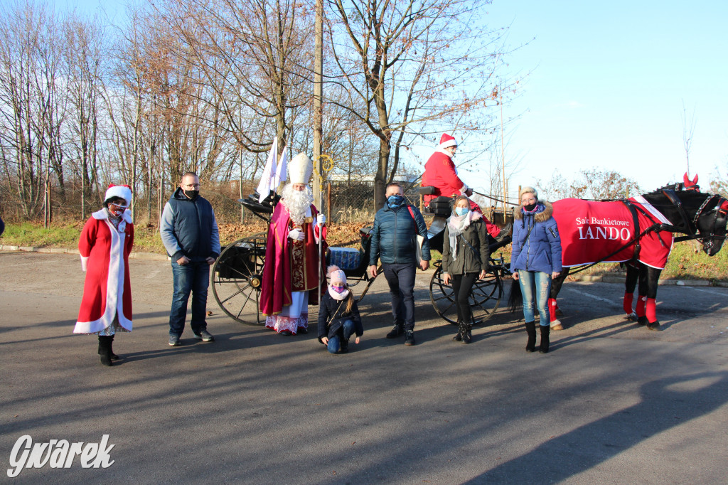 5620 pierników, kolędy pod szpitalem i św. Mikołaj w bryczce