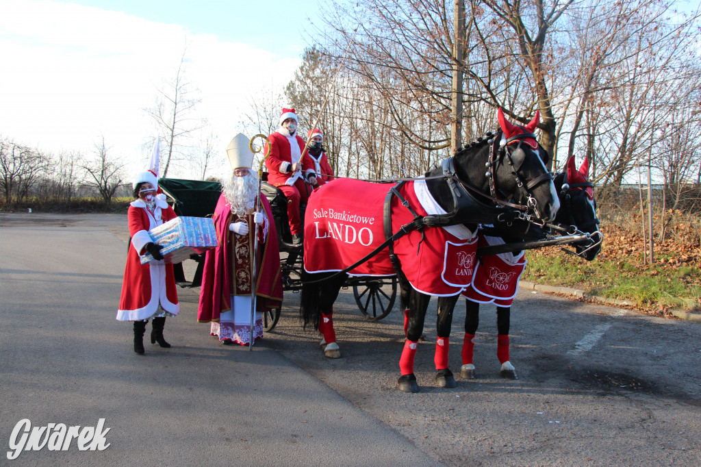 5620 pierników, kolędy pod szpitalem i św. Mikołaj w bryczce