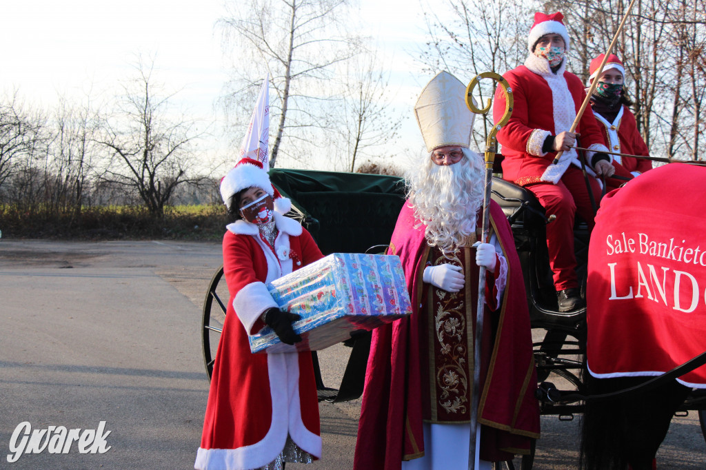5620 pierników, kolędy pod szpitalem i św. Mikołaj w bryczce