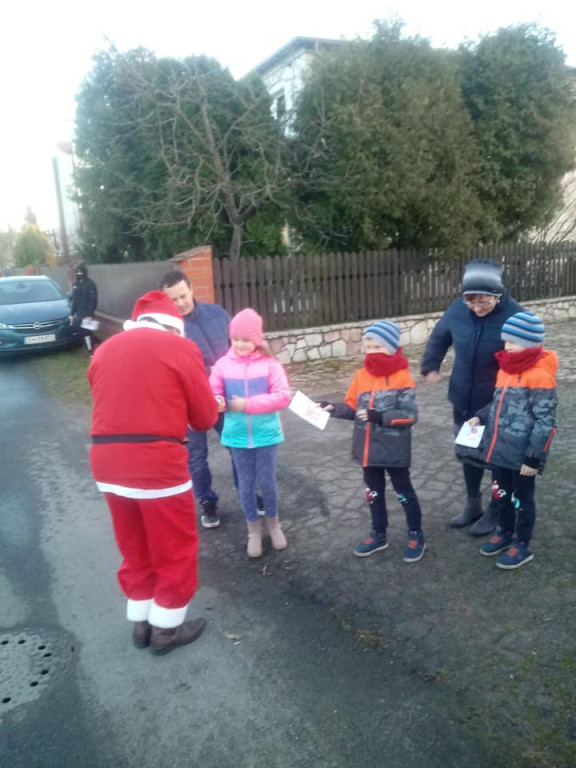 Mikołaj ruszył w trasę i rozdawał podarki