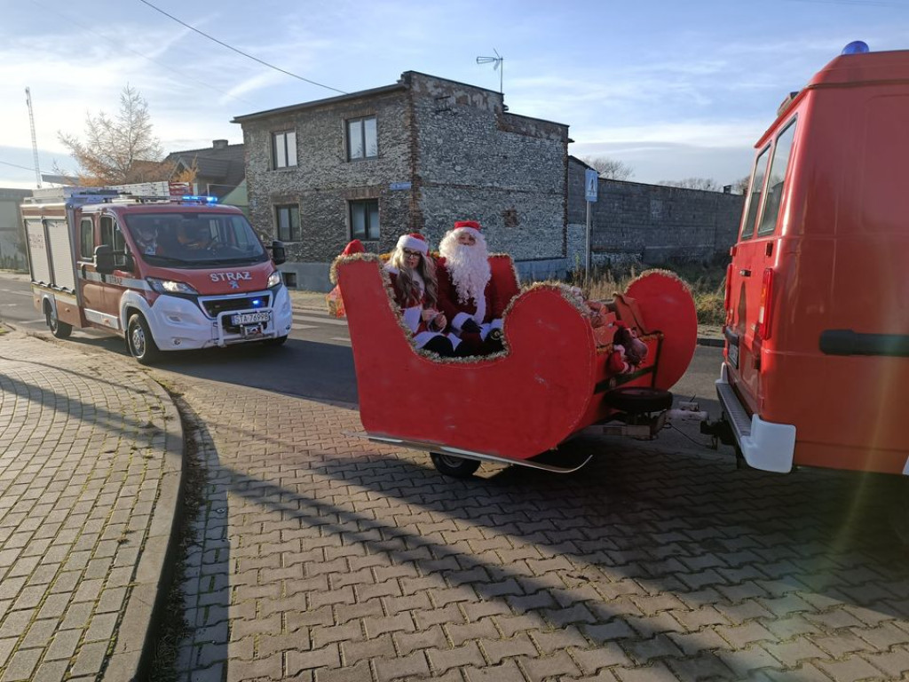 Mikołaj ruszył w trasę i rozdawał podarki