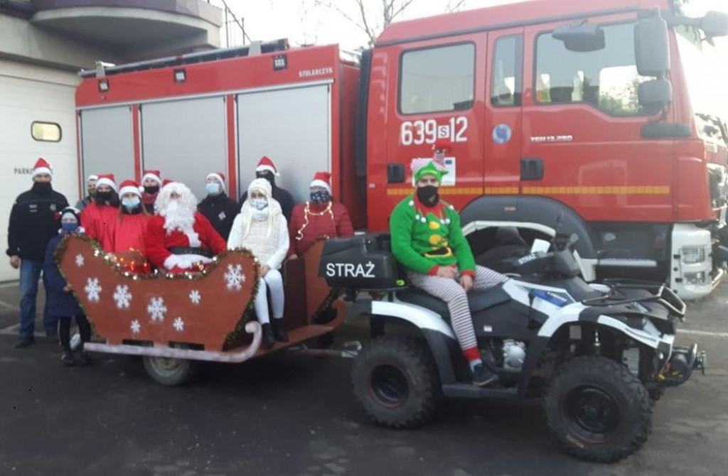 Mikołaj ruszył w trasę i rozdawał podarki