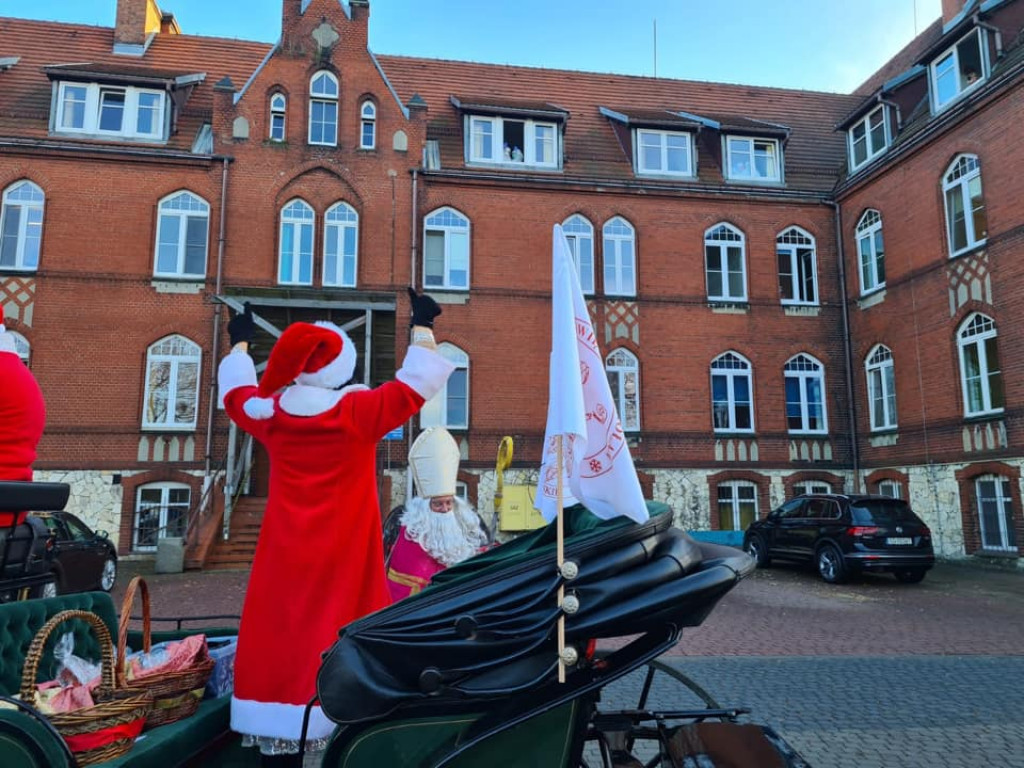 Mikołaj ruszył w trasę i rozdawał podarki