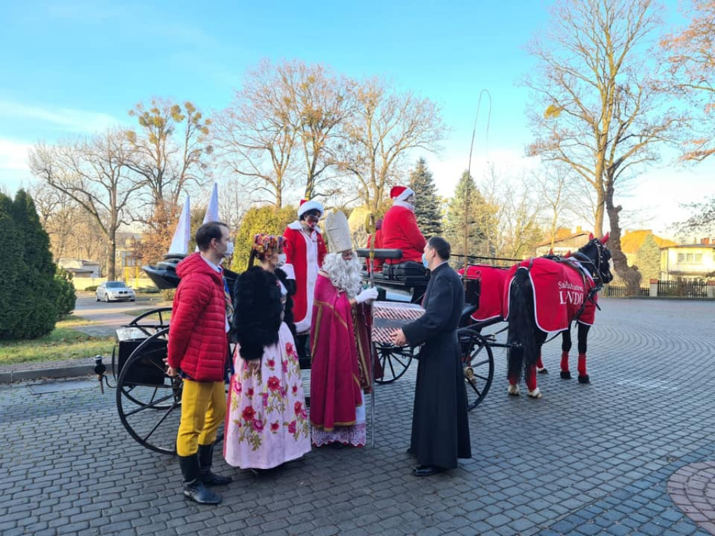 Mikołaj ruszył w trasę i rozdawał podarki
