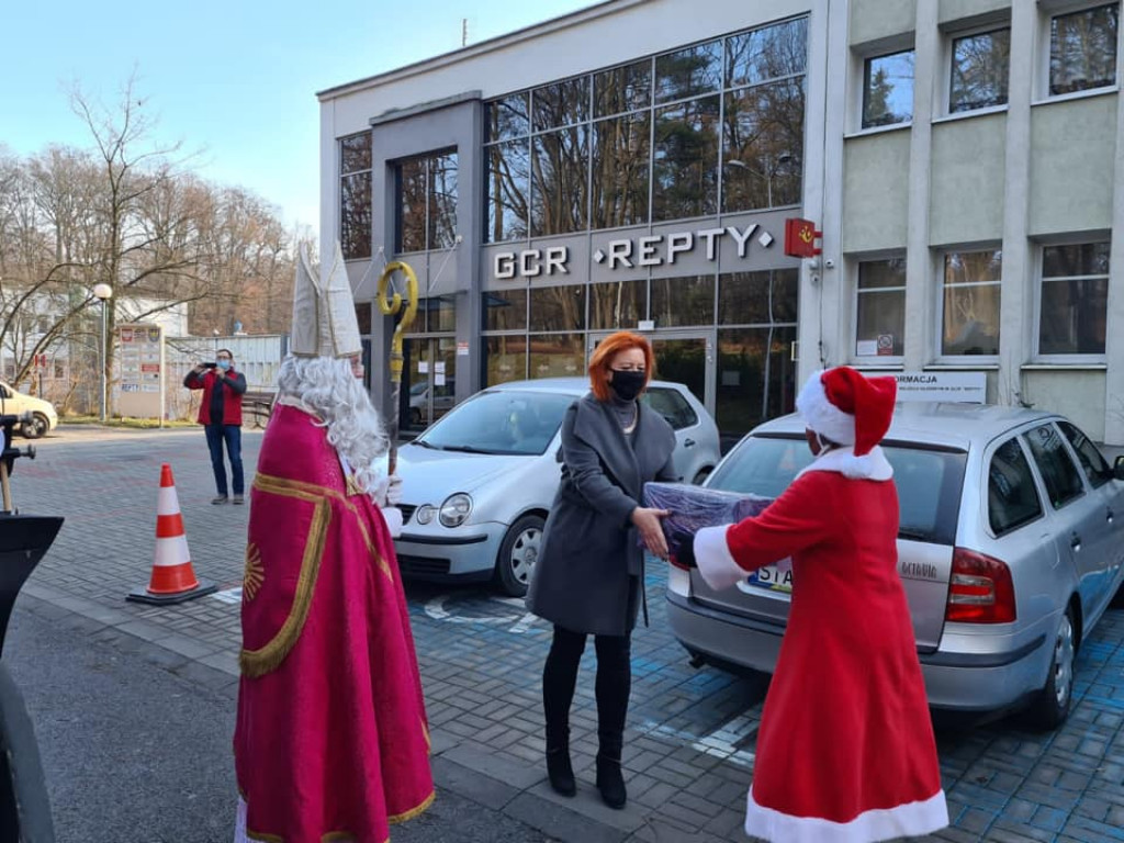 Mikołaj ruszył w trasę i rozdawał podarki