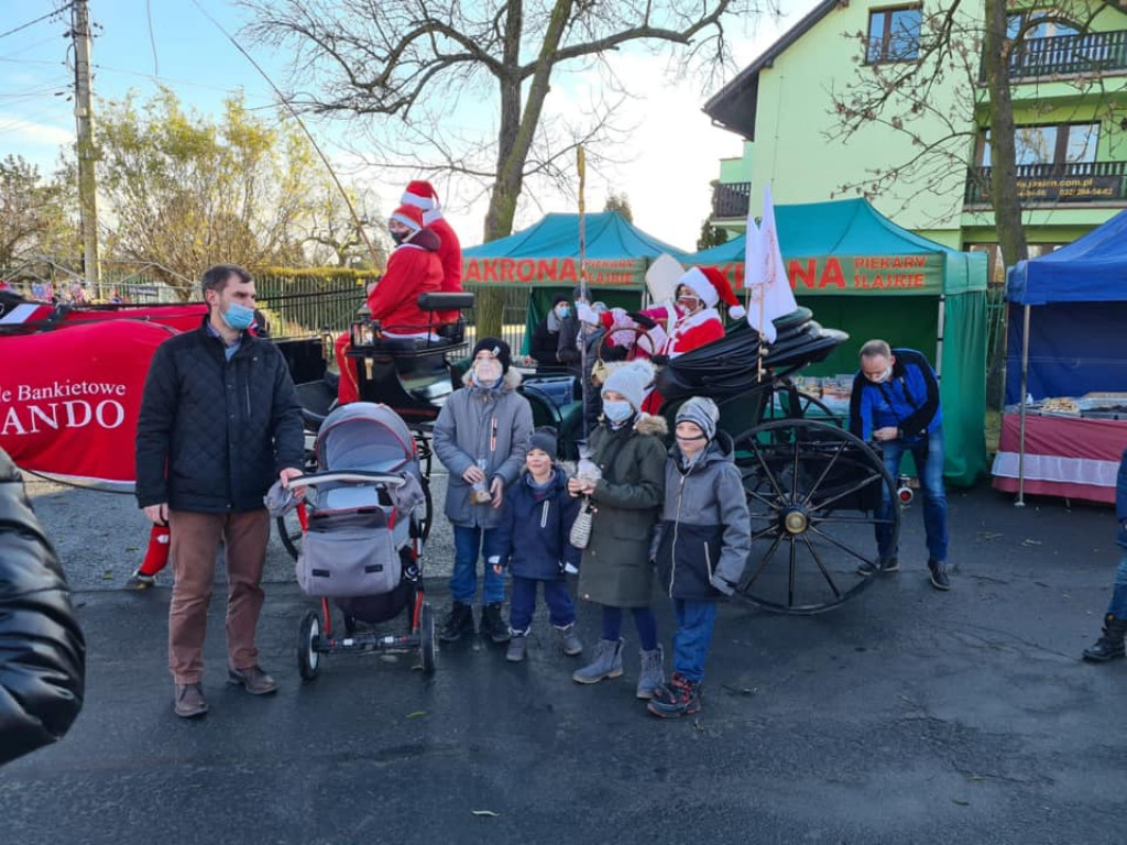 Mikołaj ruszył w trasę i rozdawał podarki