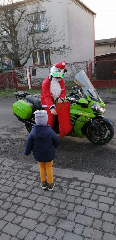 Mikołaj ruszył w trasę i rozdawał podarki