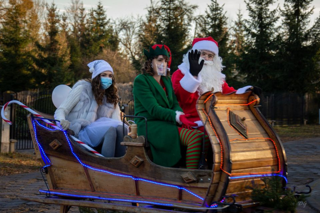 Mikołaj ruszył w trasę i rozdawał podarki