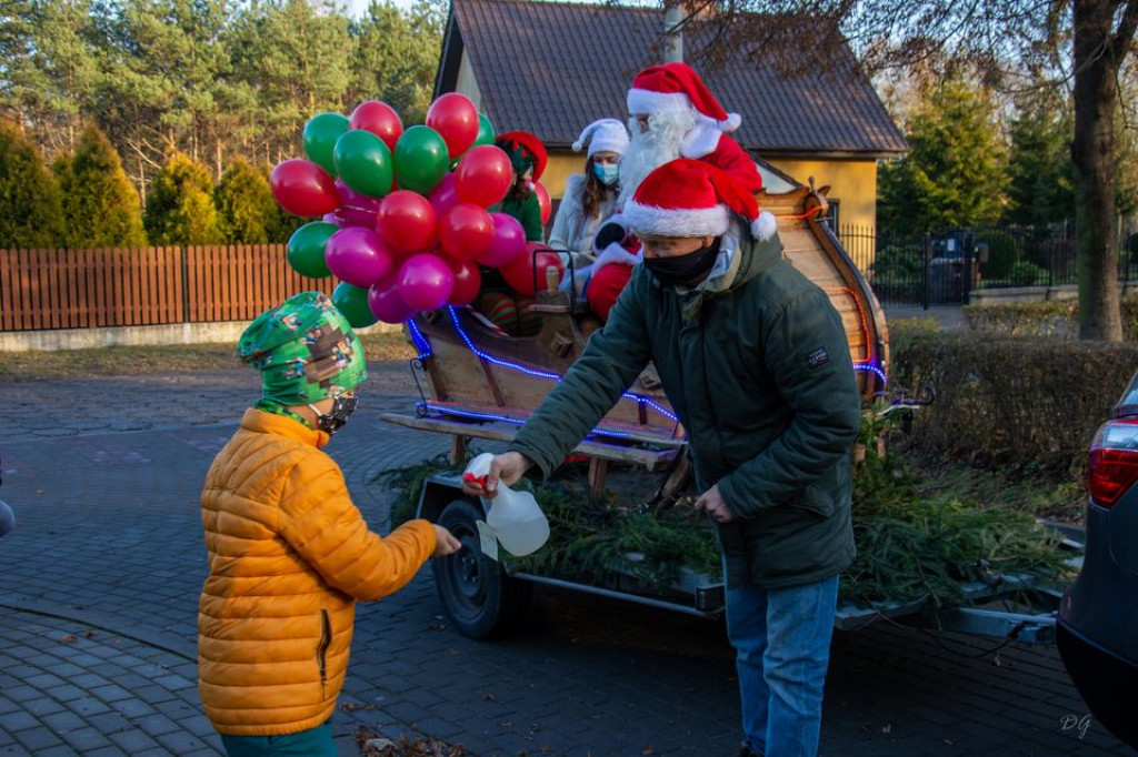 Mikołaj ruszył w trasę i rozdawał podarki