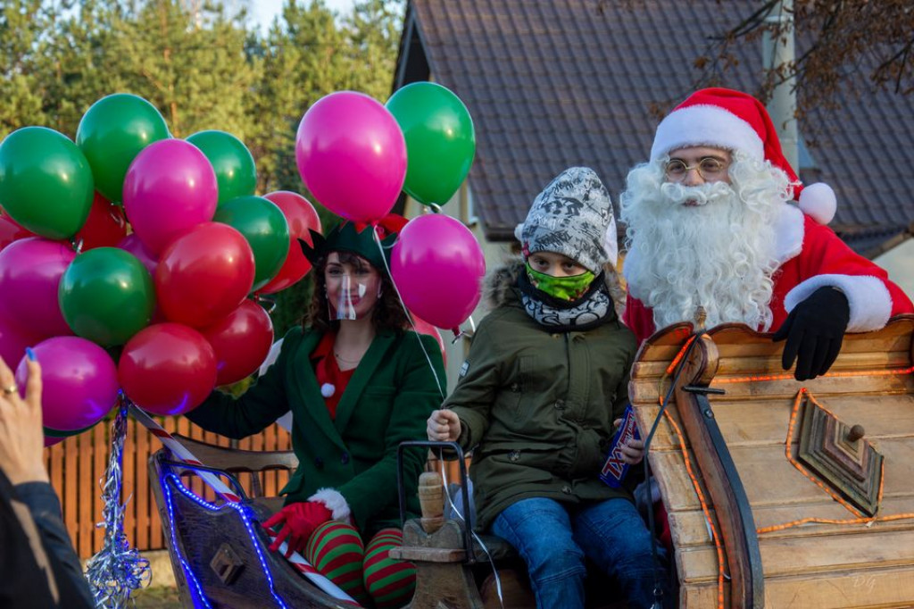 Mikołaj ruszył w trasę i rozdawał podarki