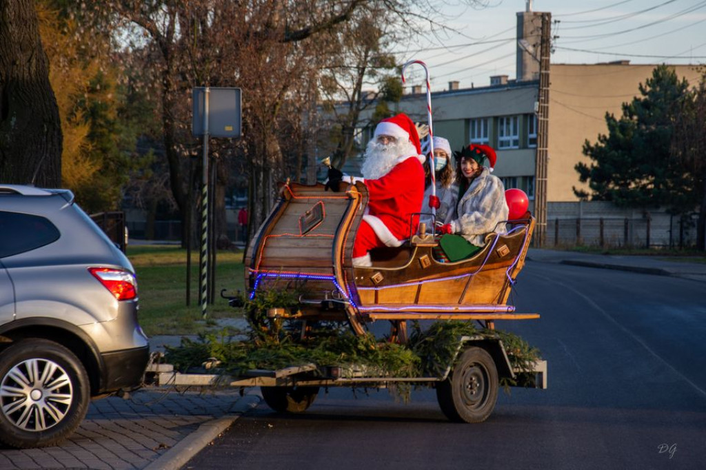 Mikołaj ruszył w trasę i rozdawał podarki