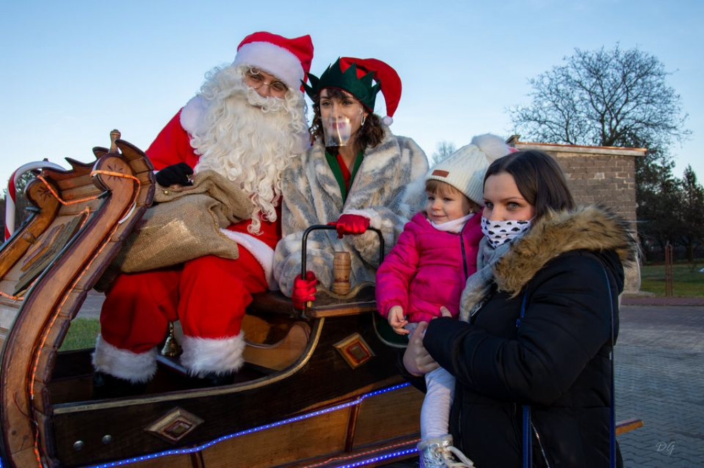 Mikołaj ruszył w trasę i rozdawał podarki