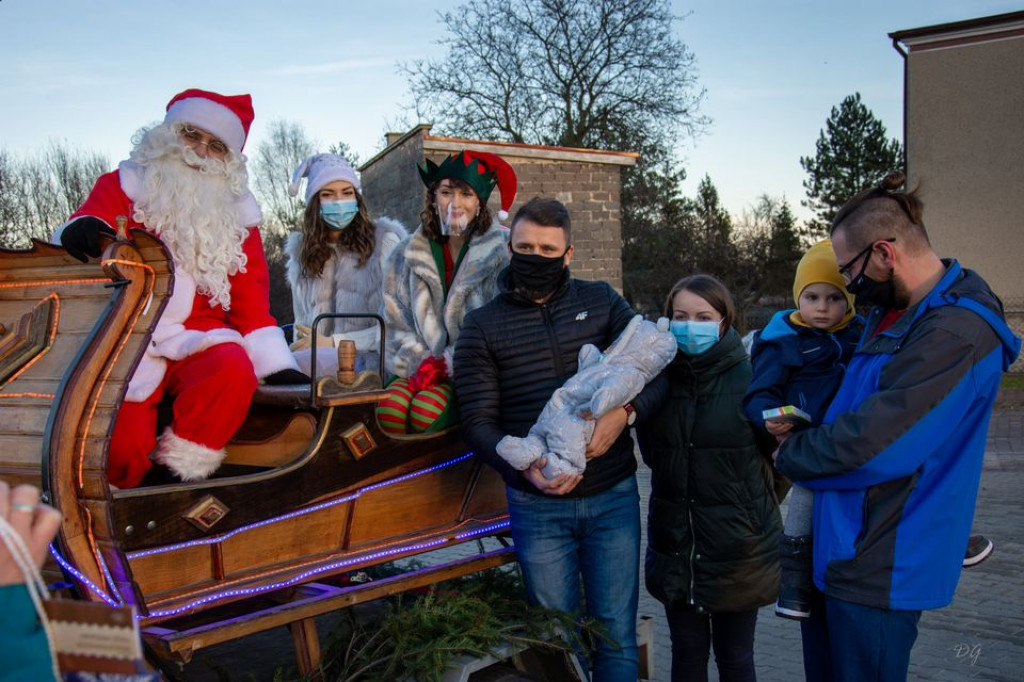 Mikołaj ruszył w trasę i rozdawał podarki