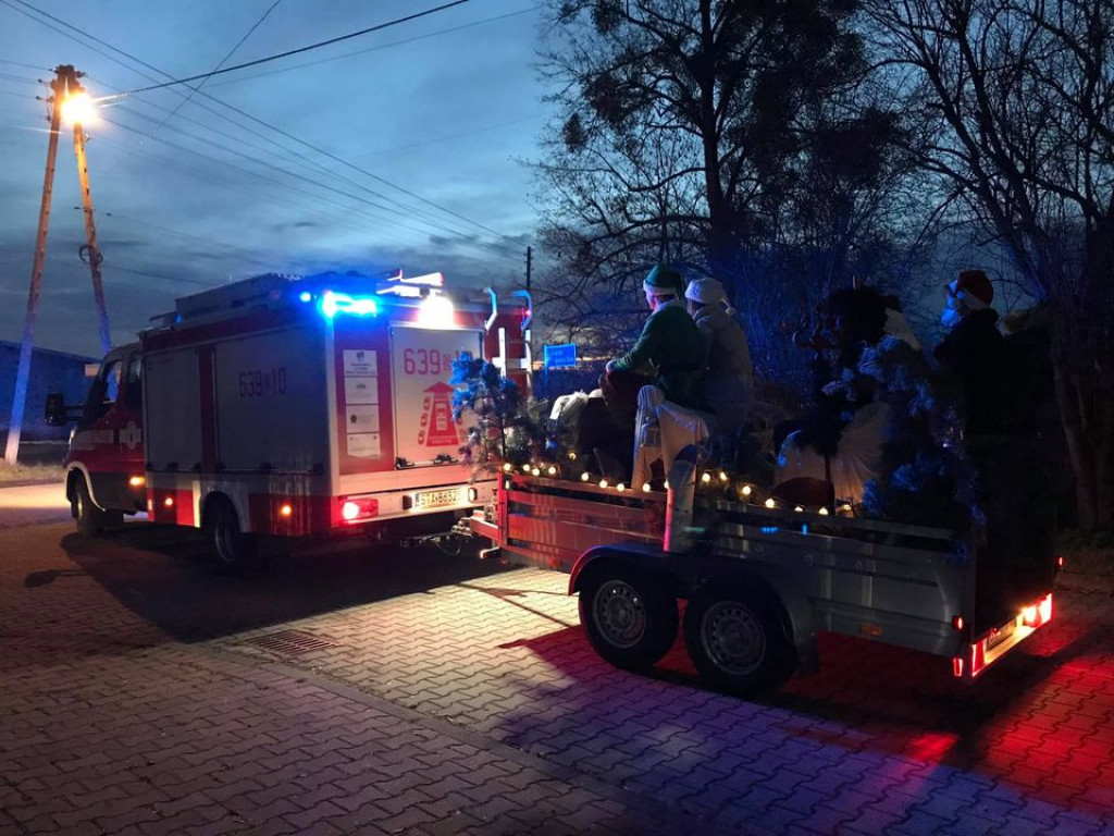 Mikołaj ruszył w trasę i rozdawał podarki