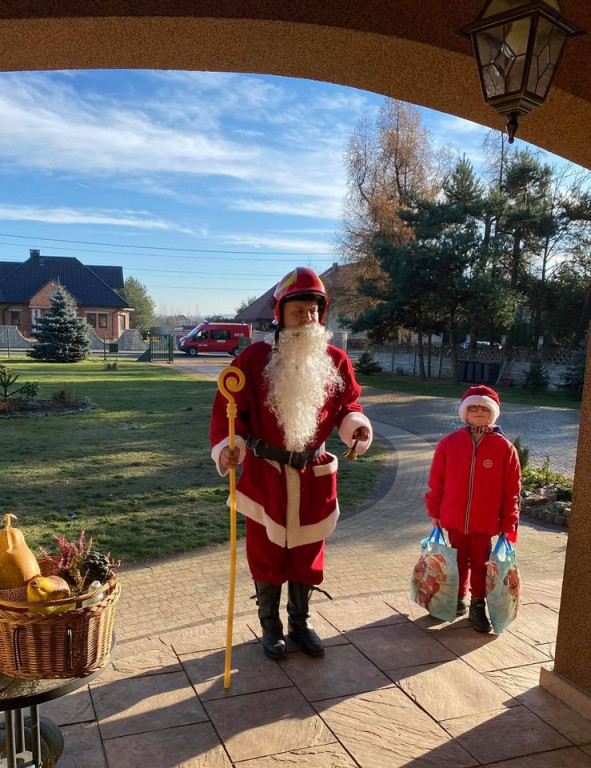 Mikołaj ruszył w trasę i rozdawał podarki