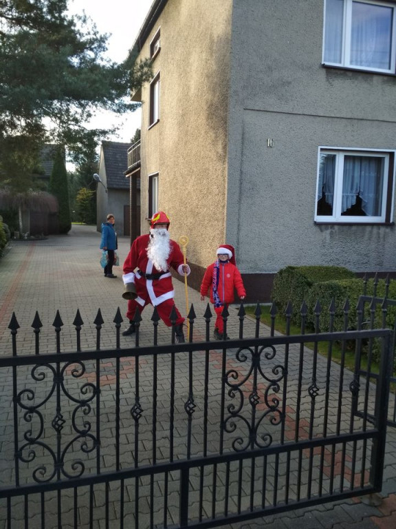 Mikołaj ruszył w trasę i rozdawał podarki
