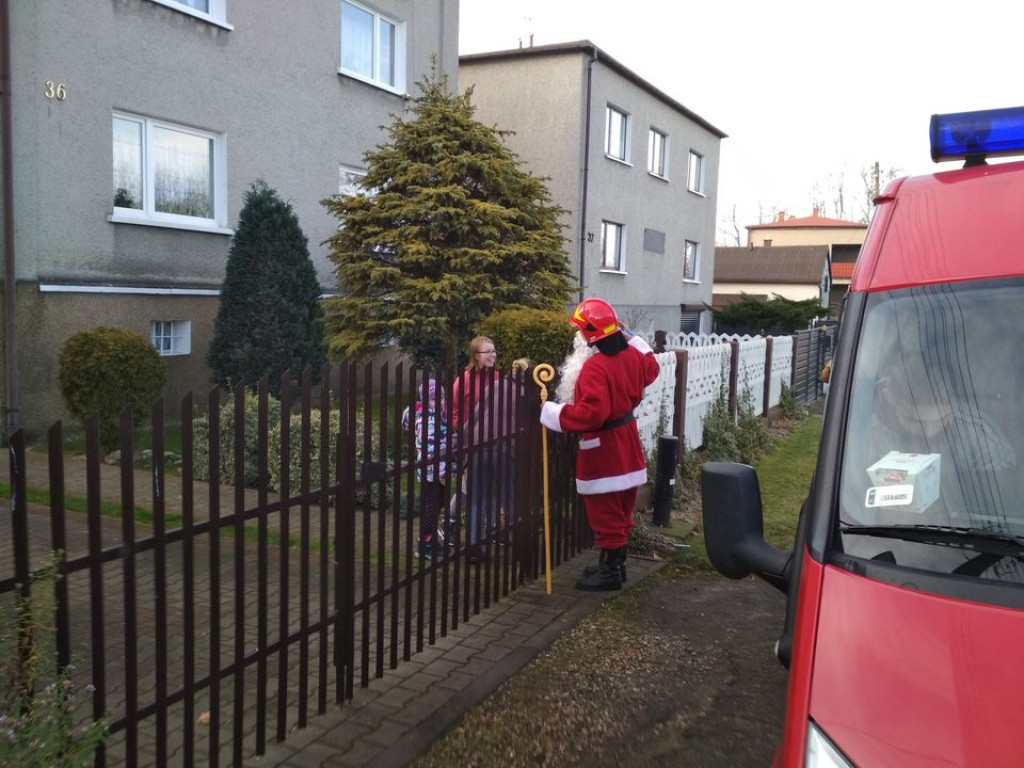 Mikołaj ruszył w trasę i rozdawał podarki