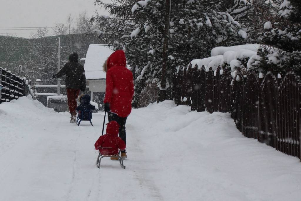 Rekordowe opady śniegu. Czy po waszej ulicy jechał już pług?
