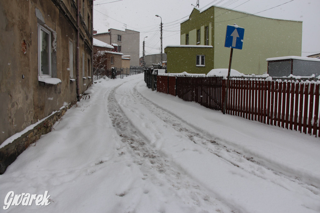 Rekordowe opady śniegu. Czy po waszej ulicy jechał już pług?