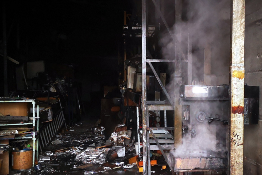 Pożar hali przy ul. Bytomskiej. Palił się sufit i część wnętrza