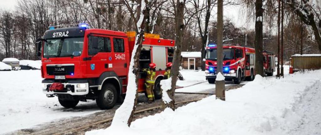 Pożar hali przy ul. Bytomskiej. Palił się sufit i część wnętrza